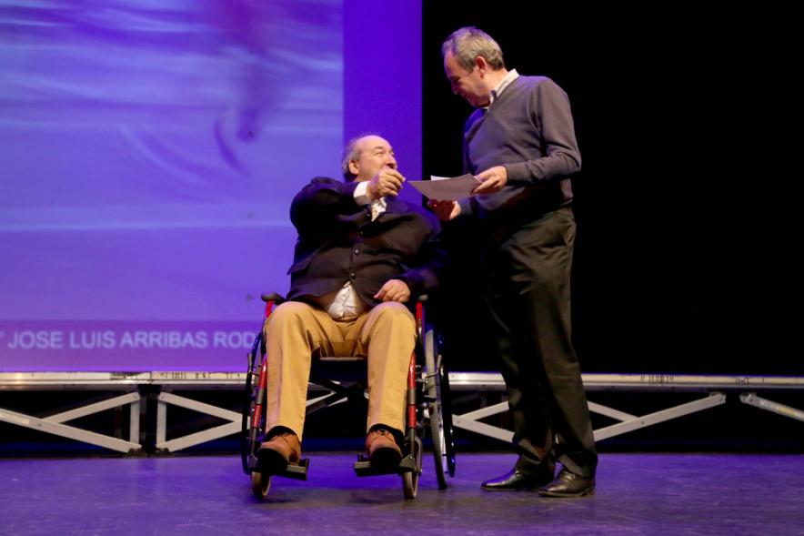 Día Internacional de las Personas con Discapacidad y 20º Aniversario de ADIFA - Imagen personas dirigiéndose al público presente.