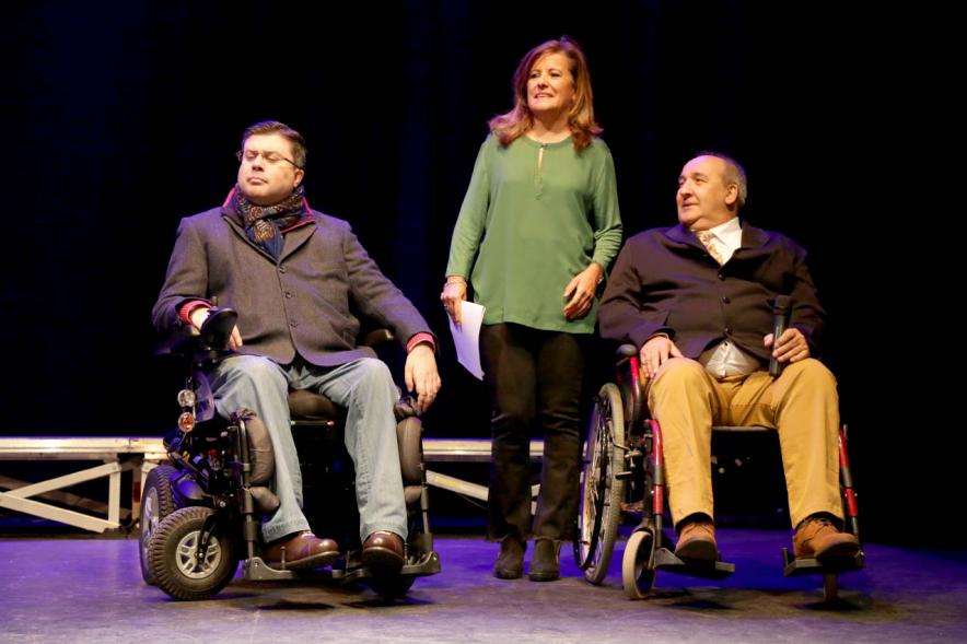Día Internacional de las Personas con Discapacidad y 20º Aniversario de ADIFA - Imagen personas dirigiéndose al público presente.