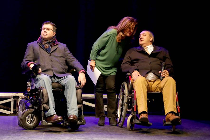 Día Internacional de las Personas con Discapacidad y 20º Aniversario de ADIFA - Imagen personas dirigiéndose al público presente.