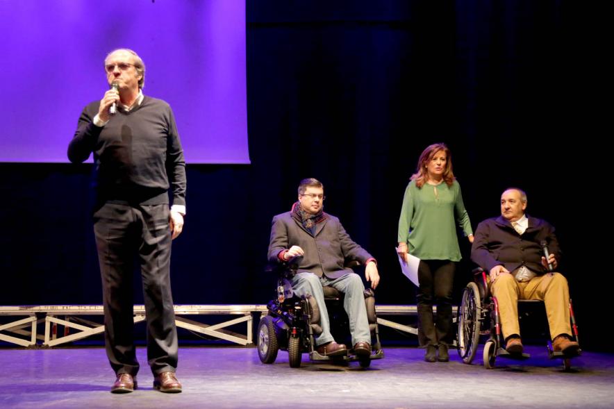 Día Internacional de las Personas con Discapacidad y 20º Aniversario de ADIFA - Imagen personas dirigiéndose al público presente.
