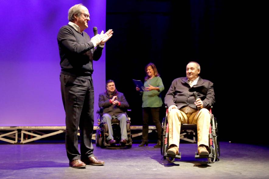 Día Internacional de las Personas con Discapacidad y 20º Aniversario de ADIFA - Imagen personas dirigiéndose al público presente.