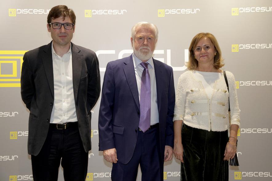 Inauguración Discesur Alcobendas -  Posado del concejal con los responsables de la empresa.