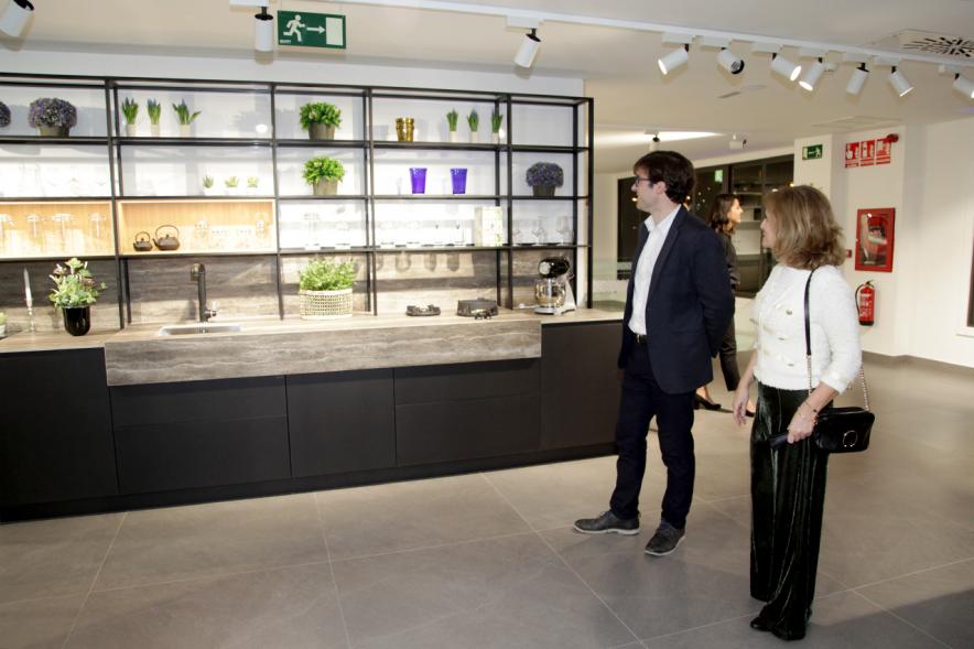 Inauguración Discesur Alcobendas - Imagen  de los concejales en una la empresa.