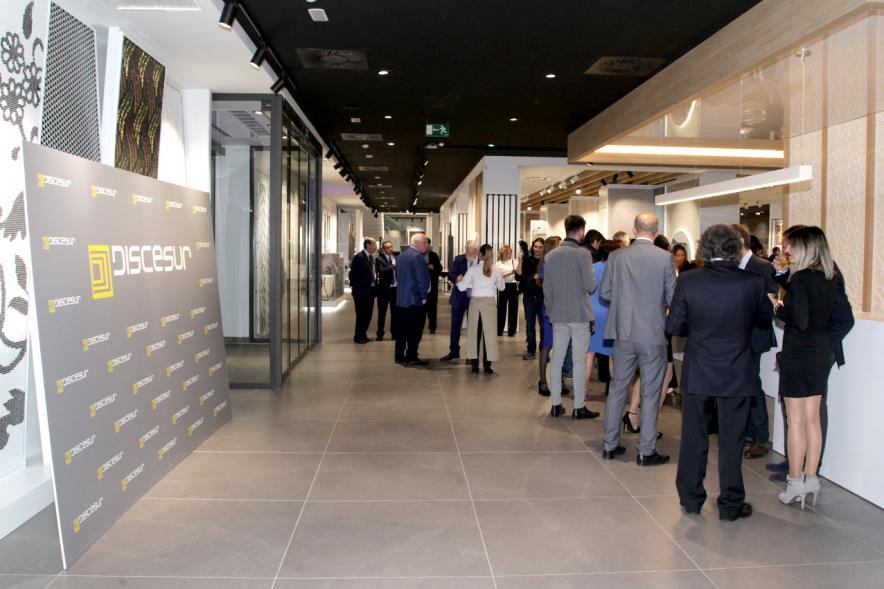 Inauguración Discesur Alcobendas -  imagen de parte de la empresa y los invitados.