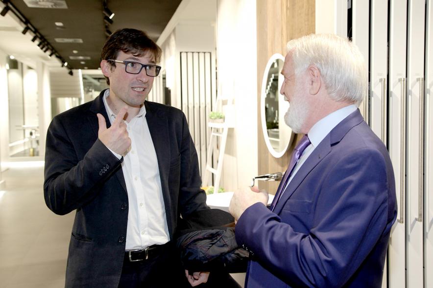 Inauguración Discesur Alcobendas - Primer plano del concejal con el responsable de la empresa.