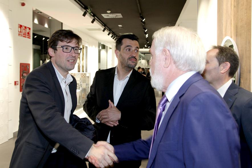 Inauguración Discesur Alcobendas - Imagen del concejal con los responsables de la empresa.