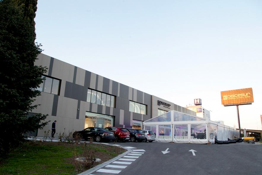 Inauguración Discesur Alcobendas - Panorámica del exterior de la empresa. 