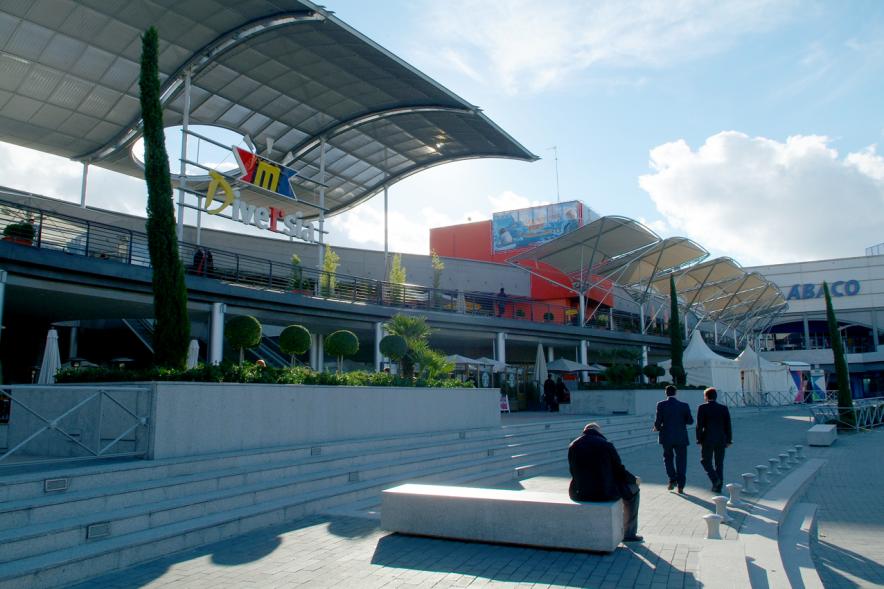 Zonas ajardinadas y de descanso en el centro de ocio y expansión Diversia
