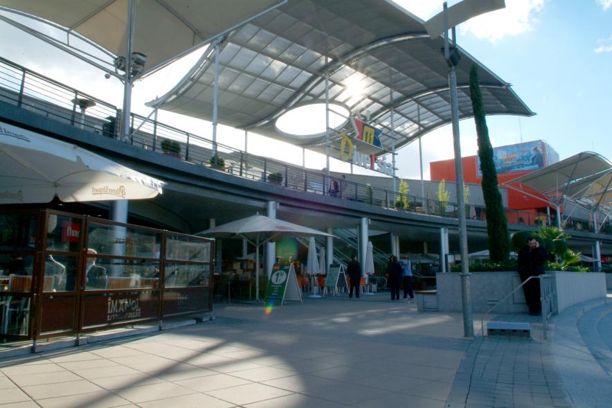 Exteriores de la planta baja del centro de ocio Diversia, donde se concentra la oferta gastronómica