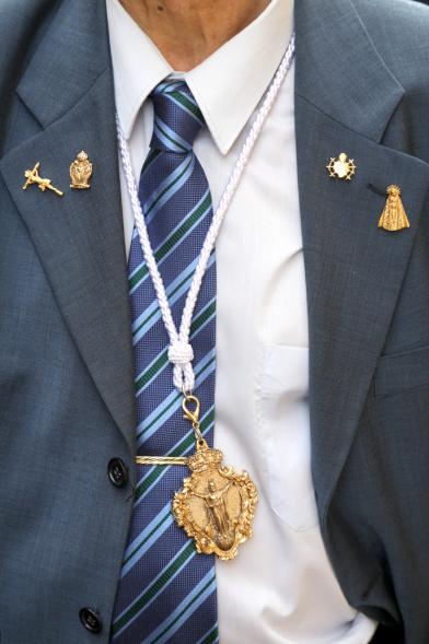 Semana Santa 2017 - Procesión de Domingo de Resurrección - Las medallas e  insignias de la hermandad.