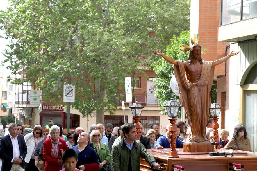 Semana Santa 2017 - Procesión de Domingo de Resurrección - Los feligreses junto a Cristo.
