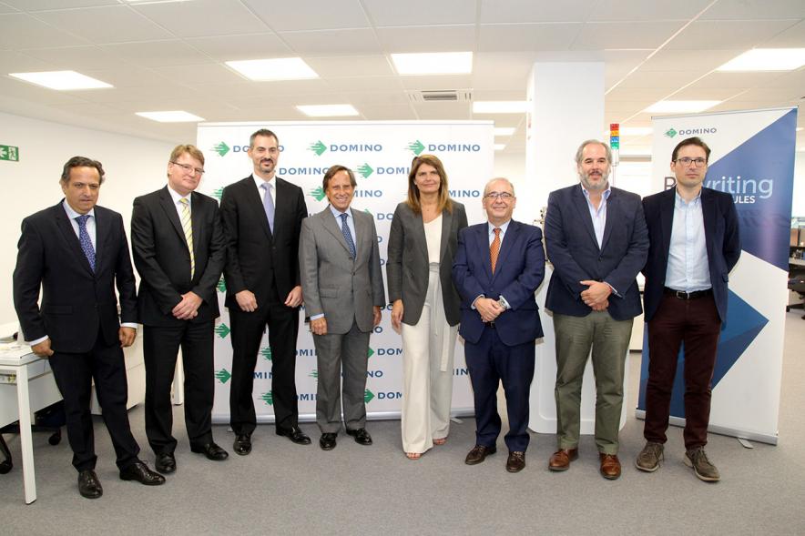 Inauguración Nueva Sede Domino - Imagen del alcalde García de Vinuesa y otras personalidades posando en el photocall de la empresa.