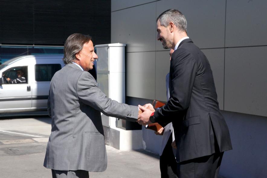Inauguración Nueva Sede Domino - Imagen del alcalde García de Vinuesa llegando a las nuevas instalaciones y siendo recibido por sus directivos.