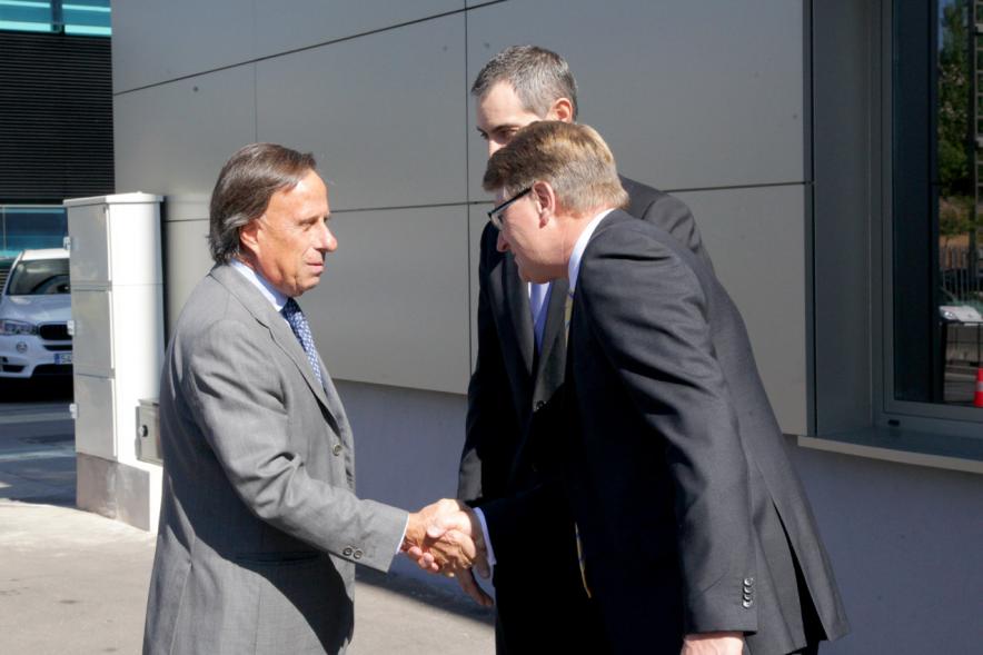 Inauguración Nueva Sede Domino - Imagen del alcalde García de Vinuesa llegando a las nuevas instalaciones y siendo recibido por sus directivos.