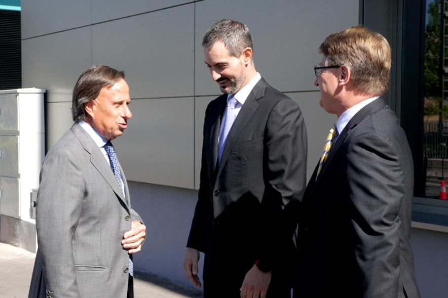 Inauguración Nueva Sede Domino - Imagen del alcalde García de Vinuesa llegando a las nuevas instalaciones y siendo recibido por sus directivos.
