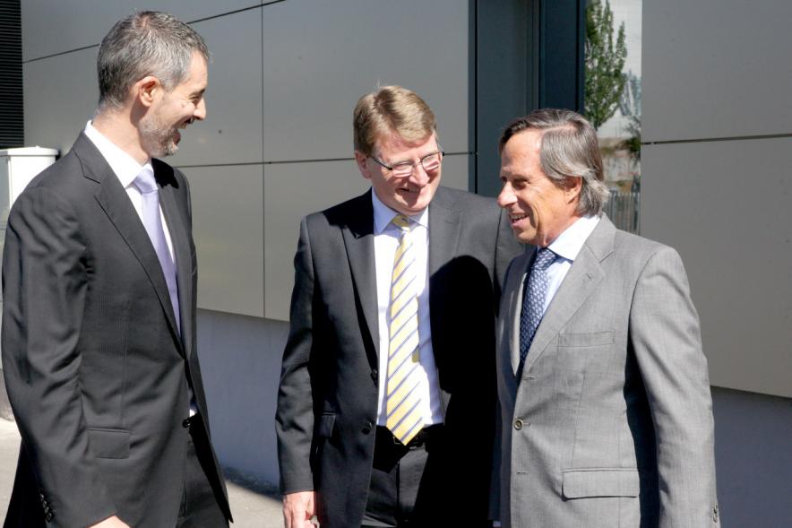 Inauguración Nueva Sede Domino - Imagen del alcalde García de Vinuesa llegando a las nuevas instalaciones y siendo recibido por sus directivos.