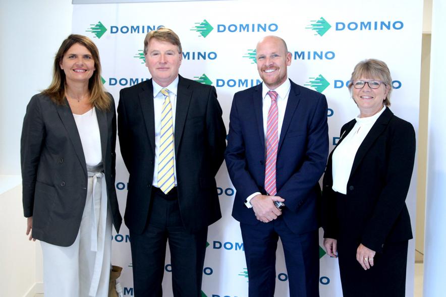 Inauguración Nueva Sede Domino - Imagen de directivos posando en el photocall de la empresa.