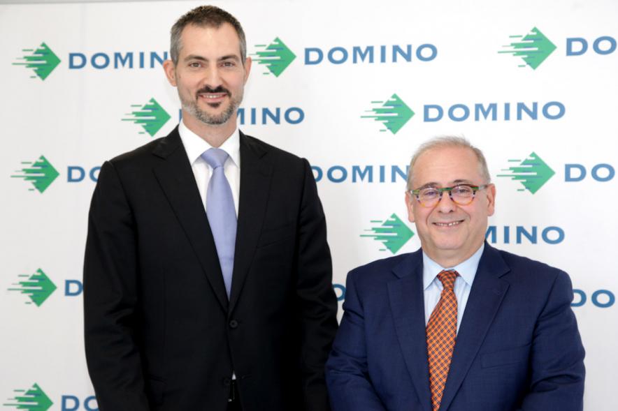 Inauguración Nueva Sede Domino - Imagen de directivos posando en el photocall de la empresa.