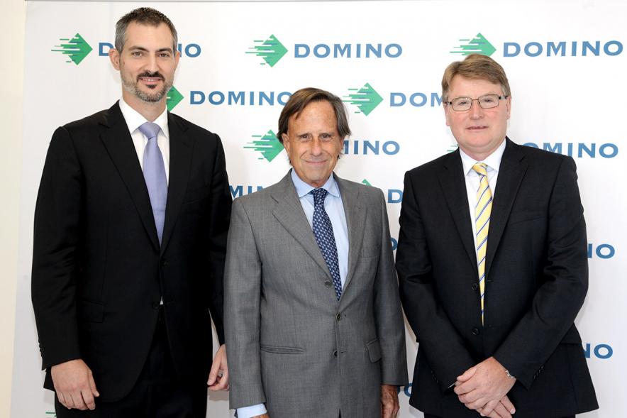 Inauguración Nueva Sede Domino - Imagen del alcalde García de Vinuesa y otras personalidades posando en el photocall de la empresa.