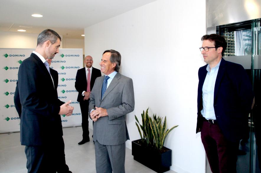 Inauguración Nueva Sede Domino - Imagen del alcalde García de Vinuesa llegando a las nuevas instalaciones y siendo recibido por sus directivos.
