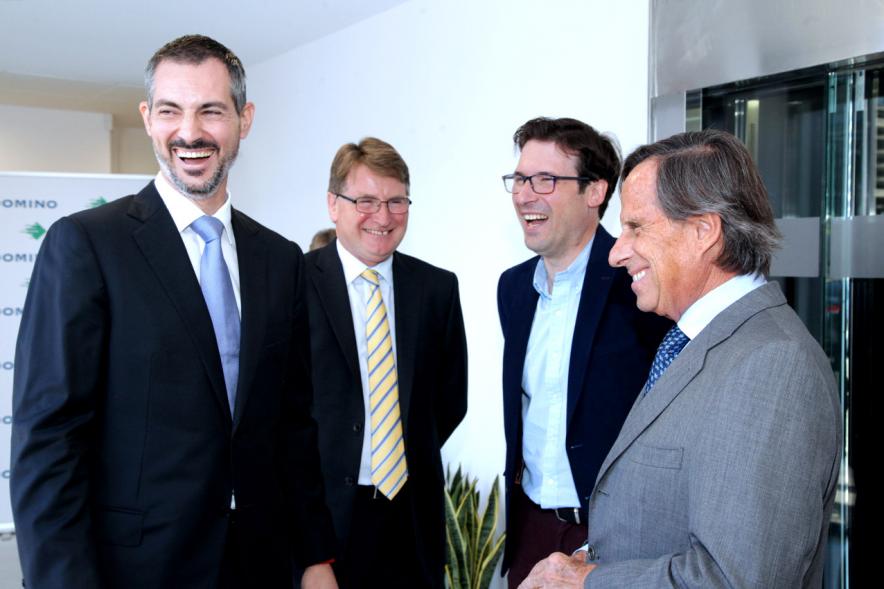 Inauguración Nueva Sede Domino - Imagen del alcalde García de Vinuesa saludando a los directivos de la empresa.