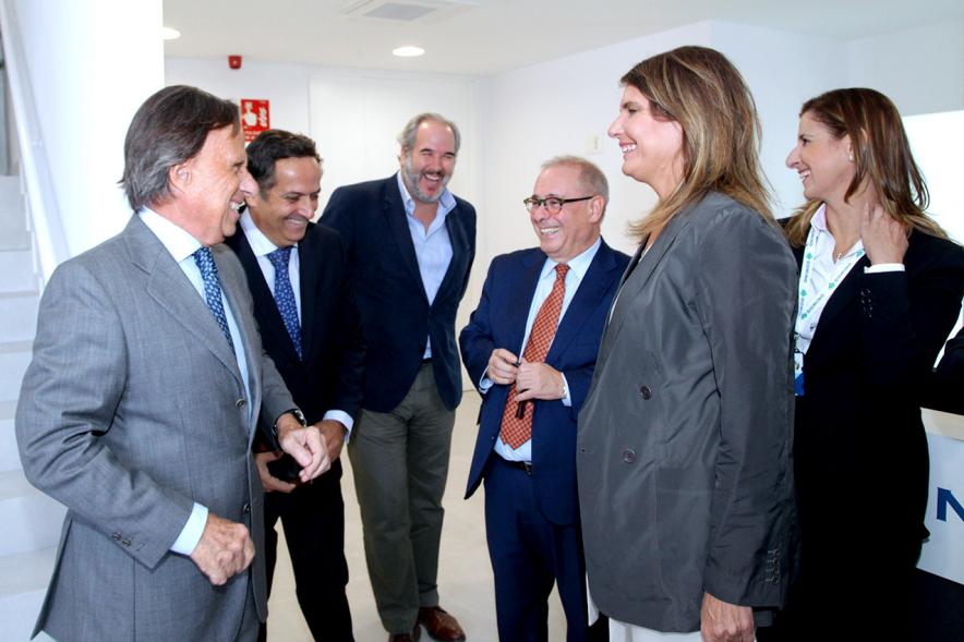 Inauguración Nueva Sede Domino - Imagen del alcalde García de Vinuesa saludando a los directivos de la empresa.