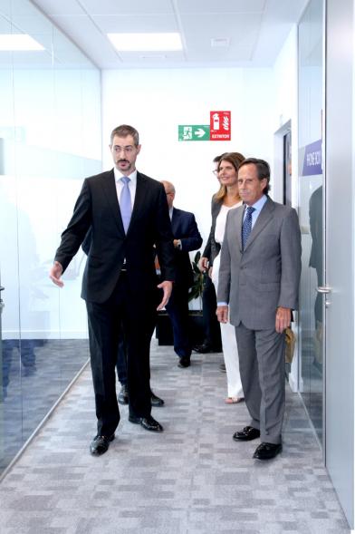 Inauguración Nueva Sede Domino - Imagen del alcalde García de Vinuesa y otras personalidades recorriendo las nuevas instalaciones.