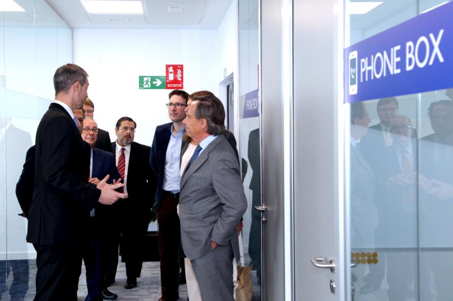 Inauguración Nueva Sede Domino - Imagen del alcalde García de Vinuesa y otras personalidades recorriendo las nuevas instalaciones.