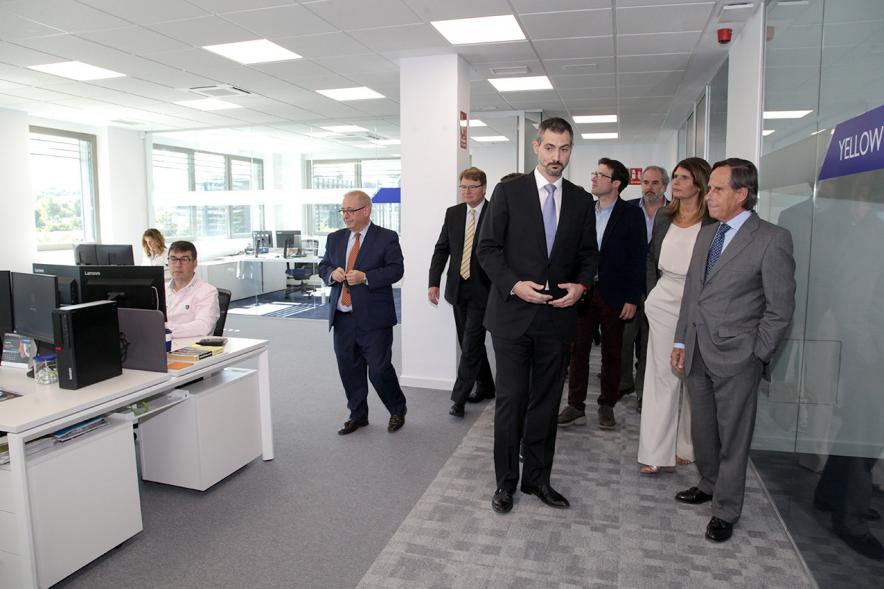 Inauguración Nueva Sede Domino - Imagen del alcalde García de Vinuesa y otras personalidades recorriendo las nuevas instalaciones.
