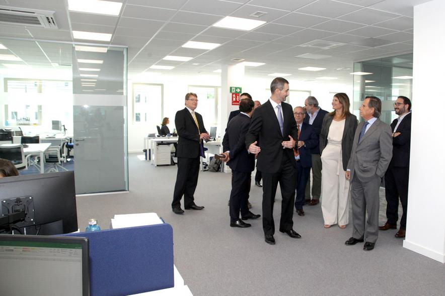 Inauguración Nueva Sede Domino -  Imagen del alcalde García de Vinuesa y otras personalidades recorriendo las nuevas instalaciones.