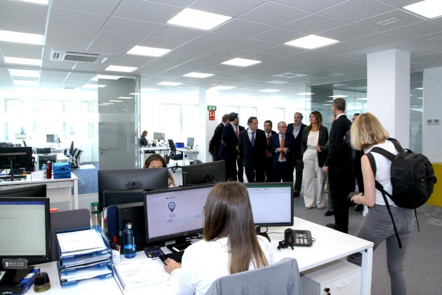 Inauguración Nueva Sede Domino -  Imagen del alcalde García de Vinuesa y otras personalidades recorriendo las nuevas instalaciones.