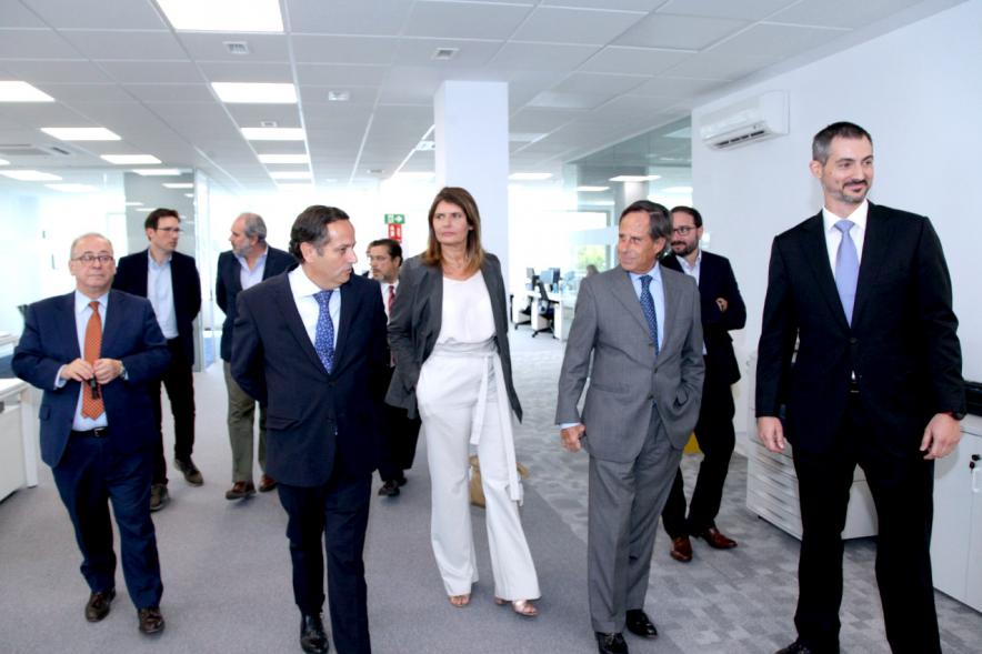 Inauguración Nueva Sede Domino - Imagen del alcalde García de Vinuesa y otras personalidades recorriendo las nuevas instalaciones.