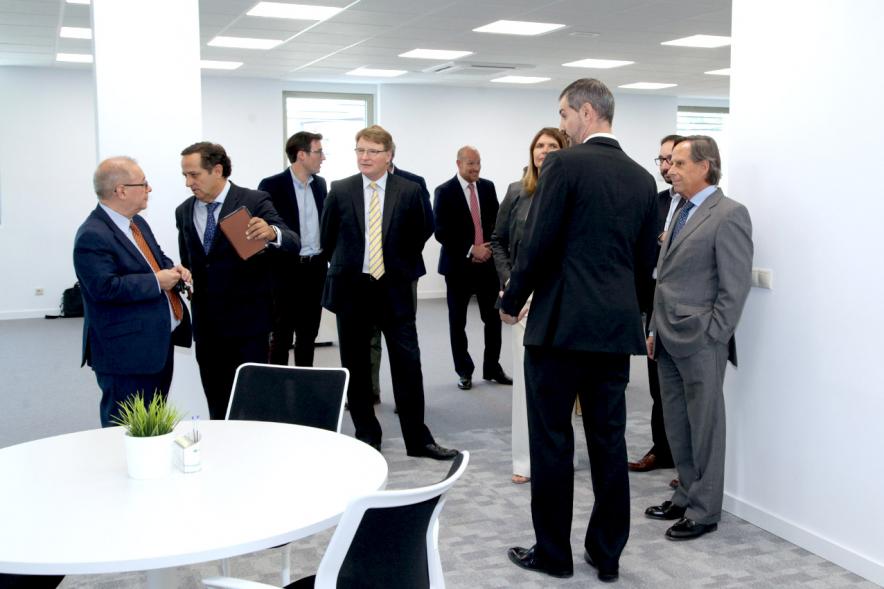 Inauguración Nueva Sede Domino - Imagen del alcalde García de Vinuesa y otras personalidades recorriendo las nuevas instalaciones.