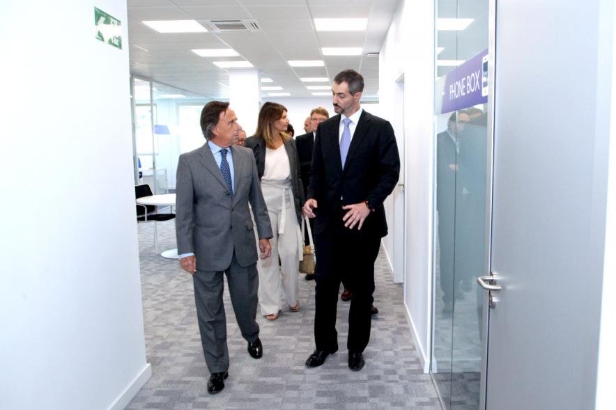 Inauguración Nueva Sede Domino -  Imagen del alcalde García de Vinuesa y otras personalidades recorriendo las nuevas instalaciones.