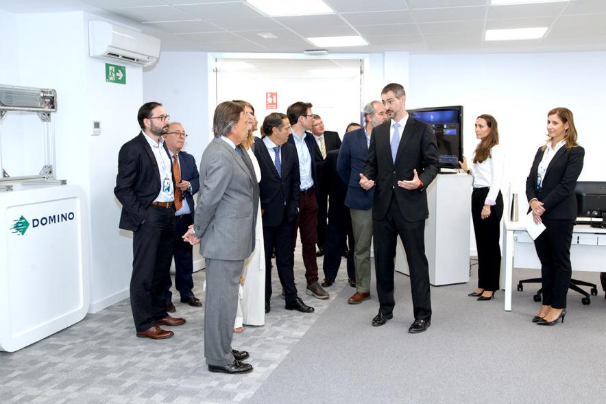 Inauguración Nueva Sede Domino -  Imagen del alcalde García de Vinuesa y otras personalidades recorriendo las nuevas instalaciones.