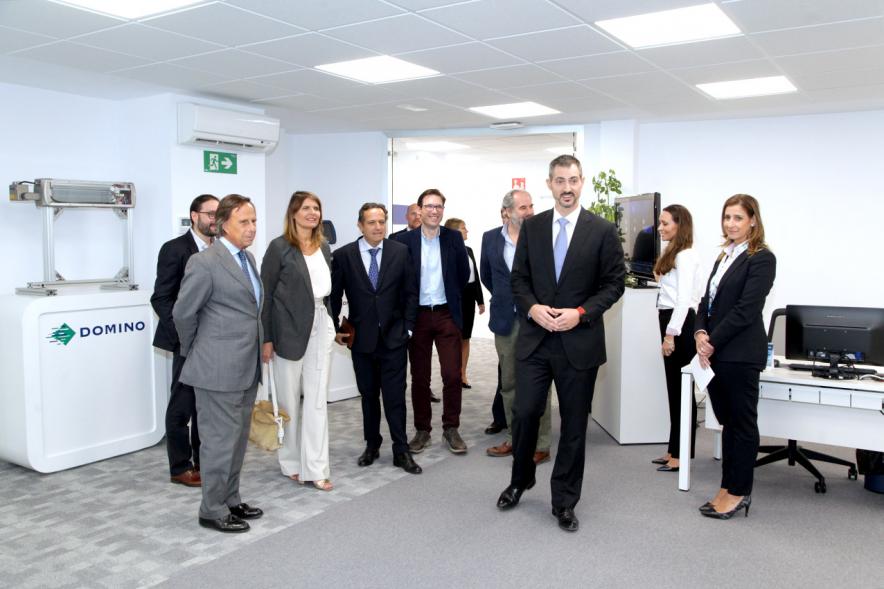 Inauguración Nueva Sede Domino - Imagen del alcalde García de Vinuesa y otras personalidades recorriendo las nuevas instalaciones.