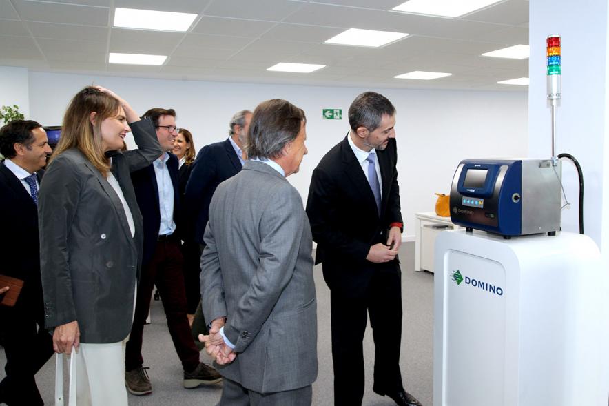 Inauguración Nueva Sede Domino - Imagen del alcalde García de Vinuesa y otras personalidades recorriendo las nuevas instalaciones.