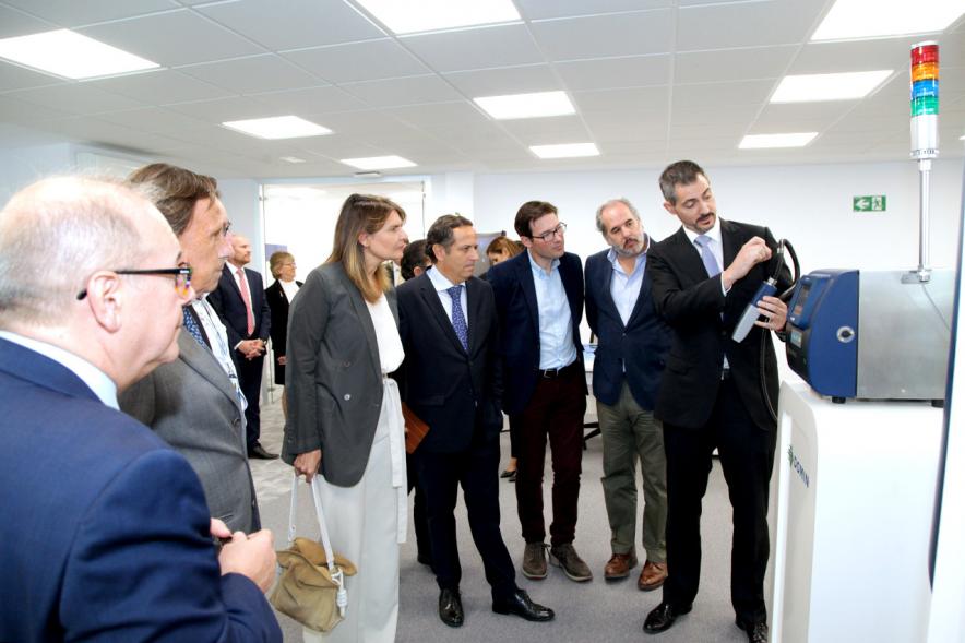 Inauguración Nueva Sede Domino - Imagen del alcalde García de Vinuesa y otras personalidades recorriendo las nuevas instalaciones.