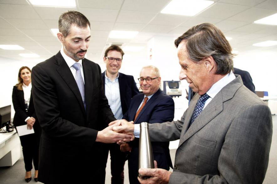 Inauguración Nueva Sede Domino - Imagen del alcalde García de Vinuesa recibiendo un obsequio.