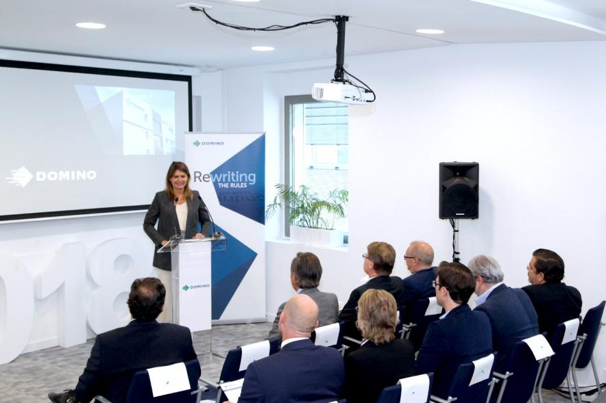 Inauguración Nueva Sede Domino - Imagen de una de las personalidades dirigiéndose al público asistente a la inauguración.