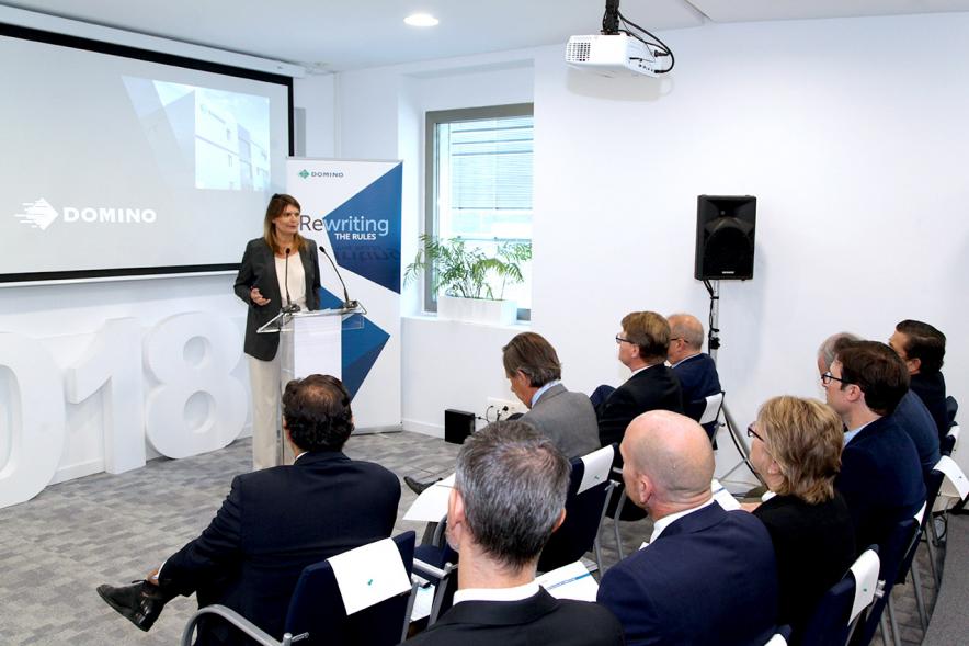 Inauguración Nueva Sede Domino - Imagen de una de las personalidades dirigiéndose al público asistente a la inauguración.