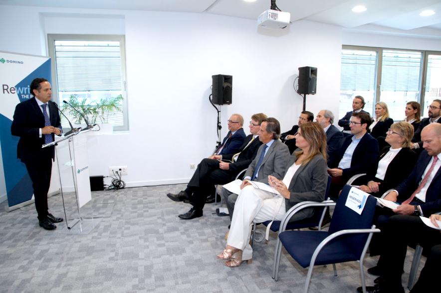 Inauguración Nueva Sede Domino - Imagen de una de las personalidades dirigiéndose al público asistente a la inauguración.