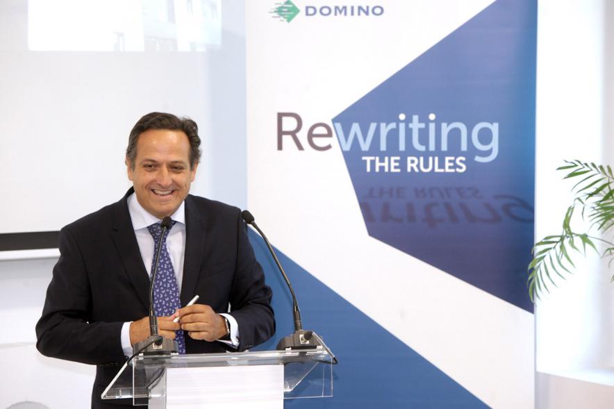 Inauguración Nueva Sede Domino - Imagen de una de las personalidades dirigiéndose al público asistente a la inauguración.