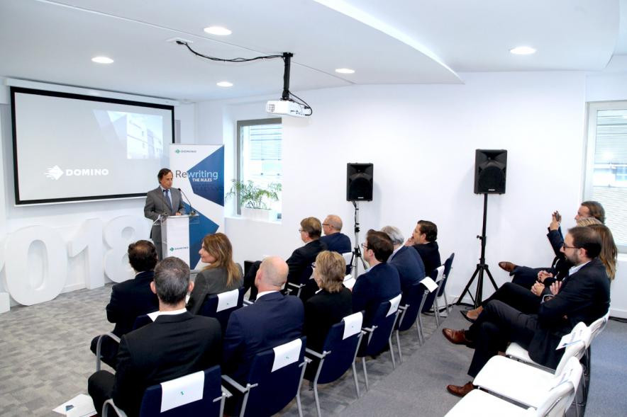 Inauguración Nueva Sede Domino -  Imagen lejana del alcalde García de Vinuesa dirigiéndose al público asistente a la inauguración.