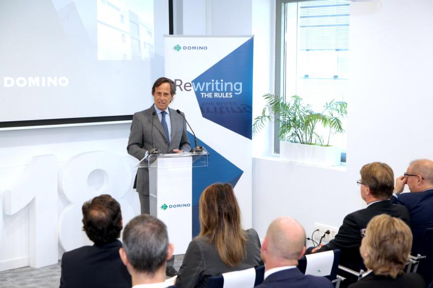 Inauguración Nueva Sede Domino - Imagen del alcalde García de Vinuesa dirigiéndose al público asistente a la inauguración.