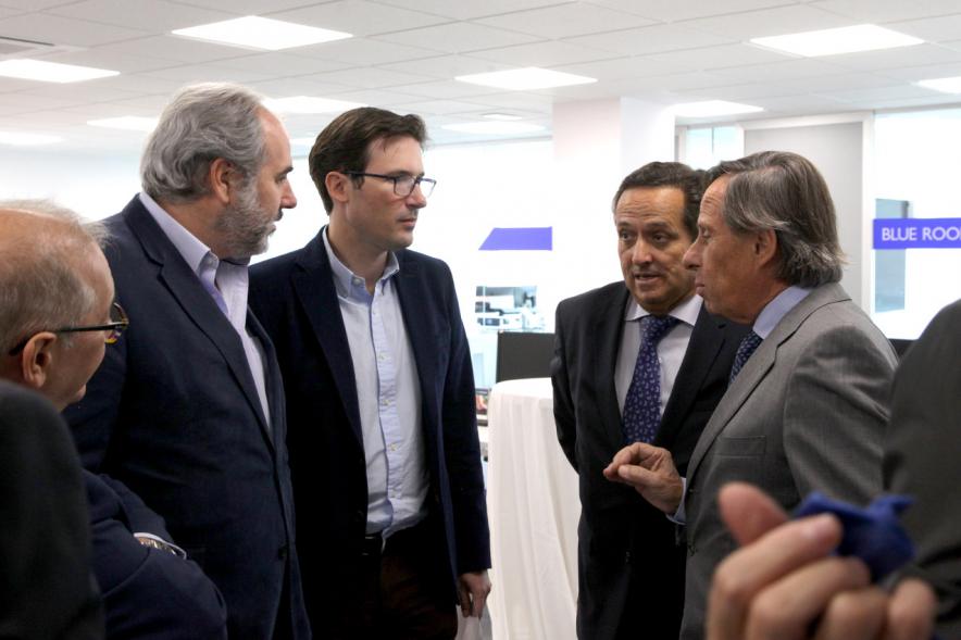 Inauguración Nueva Sede Domino - Imagen del alcalde García de Vinuesa y otras personalidades recorriendo las nuevas instalaciones.