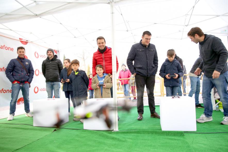 Niños volando los drones. Exhibición de Drones en Valdelasfuentes -2020