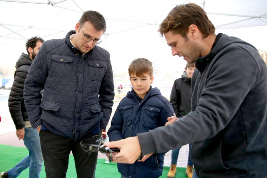 Explicaciones sobre el funcionamiento del dron. Exhibición de Drones en Valdelasfuentes 2020