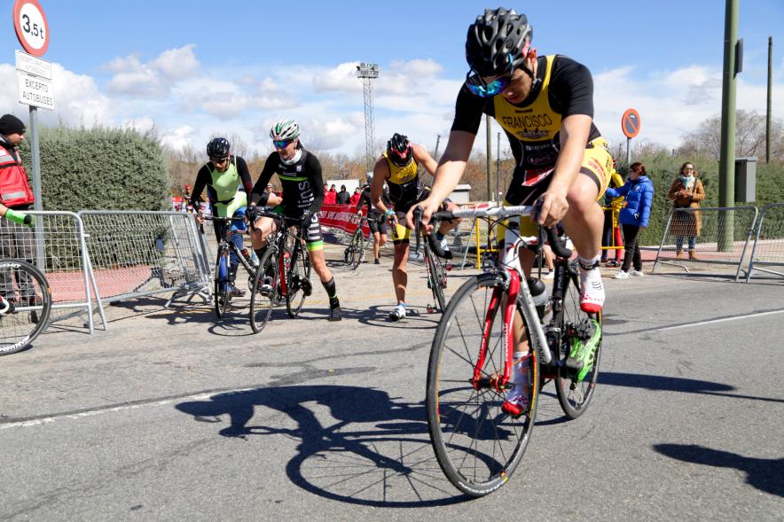 Duatlón Villa de Alcobendas 2018 - Imagen de un deportista participante en la prueba comenzando la prueba con la bicicleta.