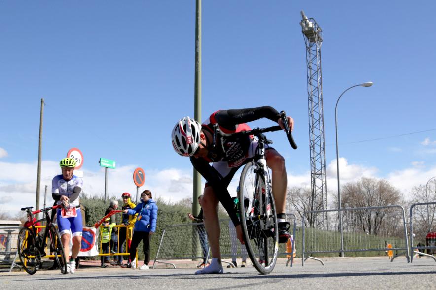 Duatlón Villa de Alcobendas 2018 - Imagen de un deportista participante en la prueba preparando su bicicleta.